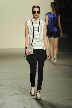 model sıfır maria cornejo moda gösterisi