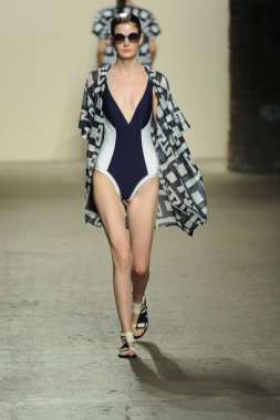 model sıfır maria cornejo moda gösterisi