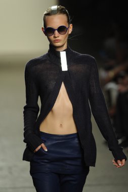 model sıfır maria cornejo moda gösterisi