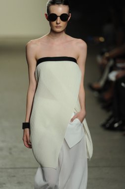 model sıfır maria cornejo moda gösterisi