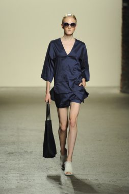 model sıfır maria cornejo moda gösterisi