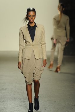 model sıfır maria cornejo moda gösterisi