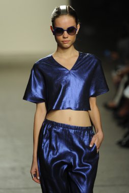 model sıfır maria cornejo moda gösterisi