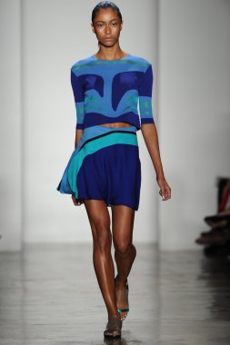 model ohne titel moda show