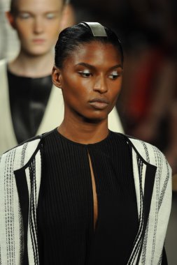 model sıfır maria cornejo moda gösterisi