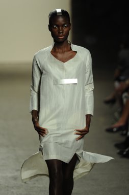 model sıfır maria cornejo moda gösterisi