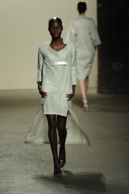 model sıfır maria cornejo moda gösterisi