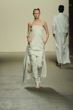 model sıfır maria cornejo moda gösterisi