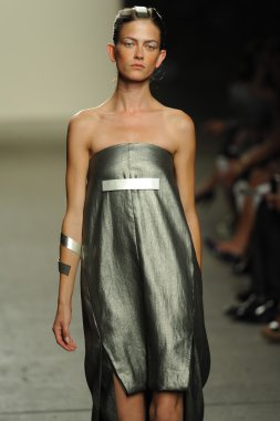 model sıfır maria cornejo moda gösterisi