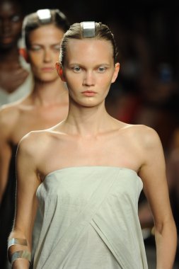 model sıfır maria cornejo moda gösterisi