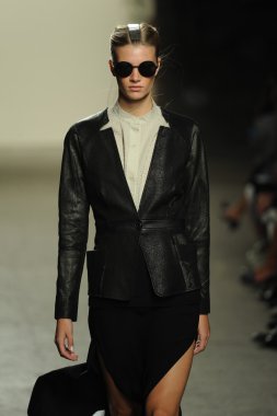 model sıfır maria cornejo moda gösterisi