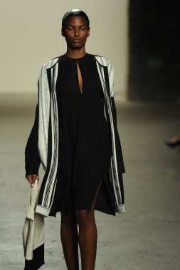 model sıfır maria cornejo moda gösterisi