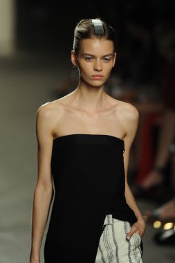 model sıfır maria cornejo moda gösterisi