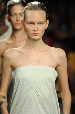 model sıfır maria cornejo moda gösterisi