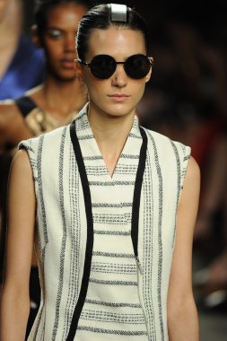 model sıfır maria cornejo moda gösterisi