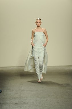 model sıfır maria cornejo moda gösterisi