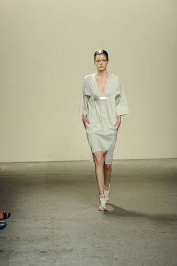 model sıfır maria cornejo moda gösterisi