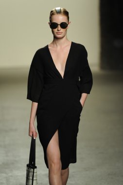 model sıfır maria cornejo moda gösterisi