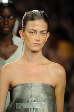 model sıfır maria cornejo moda gösterisi