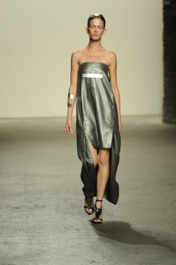 model sıfır maria cornejo moda gösterisi