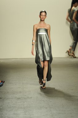 model sıfır maria cornejo moda gösterisi