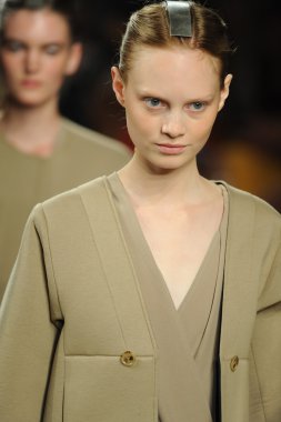 model sıfır maria cornejo moda gösterisi