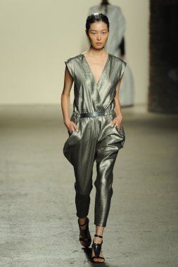 model sıfır maria cornejo moda gösterisi