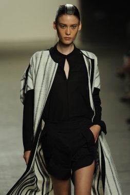 model sıfır maria cornejo moda gösterisi