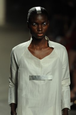 model sıfır maria cornejo moda gösterisi