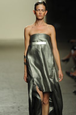 model sıfır maria cornejo moda gösterisi