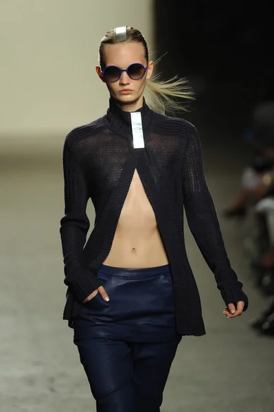 Model at Zero Maria Cornejo fashion show — Stock Photo, Image