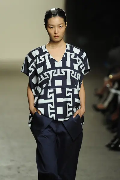 ज़ीरो मारिया कॉर्नजो फैशन शो में मॉडल — स्टॉक फ़ोटो, इमेज