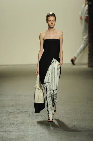 ゼロ マリア ・ コルネホのファッションショーでモデル — ストック写真