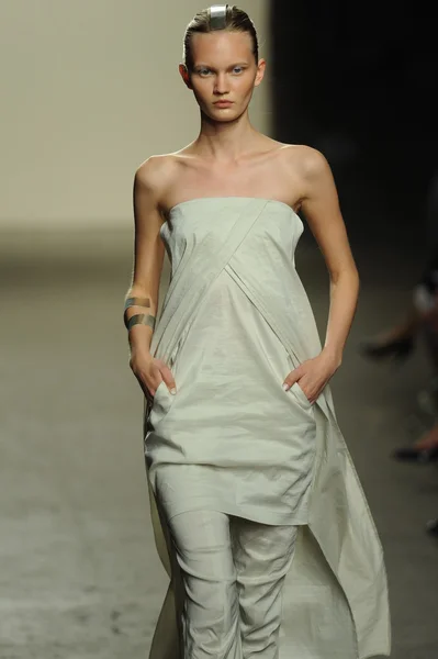 Model op nul maria cornejo fashion show — Stockfoto