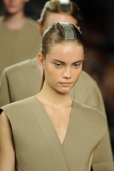 Model at Zero Maria Cornejo fashion show — Stock Photo, Image