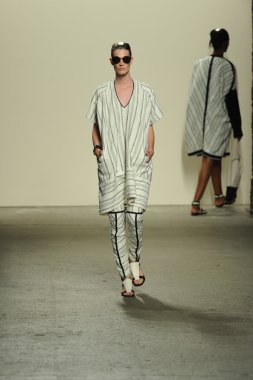 model sıfır maria cornejo moda gösterisi