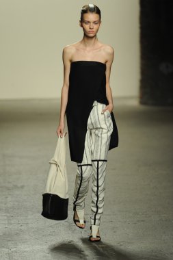 model sıfır maria cornejo moda gösterisi