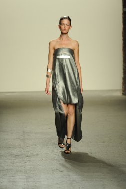 model sıfır maria cornejo moda gösterisi