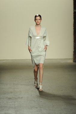 model sıfır maria cornejo moda gösterisi