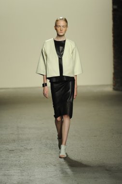 model sıfır maria cornejo moda gösterisi