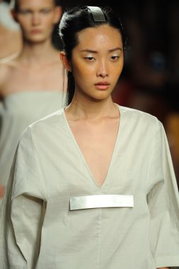 model sıfır maria cornejo moda gösterisi