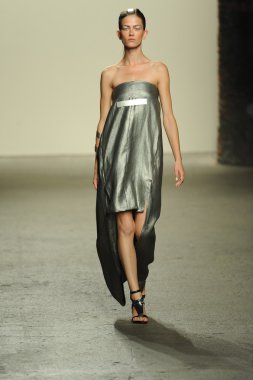 model sıfır maria cornejo moda gösterisi