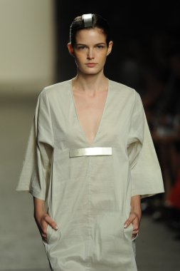 model sıfır maria cornejo moda gösterisi