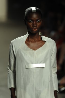 model sıfır maria cornejo moda gösterisi