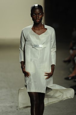 model sıfır maria cornejo moda gösterisi