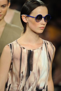 model sıfır maria cornejo moda gösterisi