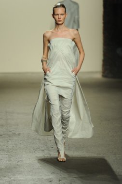 model sıfır maria cornejo moda gösterisi