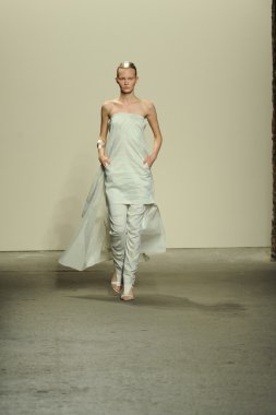 model sıfır maria cornejo moda gösterisi