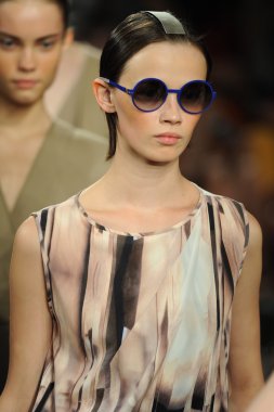 model sıfır maria cornejo moda gösterisi