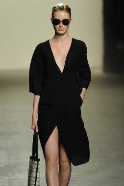 model sıfır maria cornejo moda gösterisi